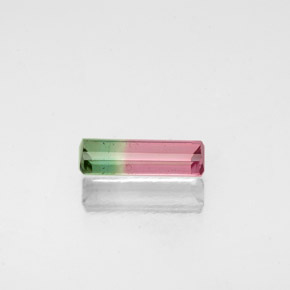 0.49カラットの天然バイカラートルマリン（8.3×2.8 mm・エメラルドカット）