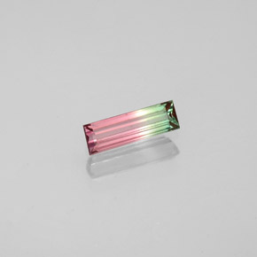 0.32カラットの天然ウォーターメロントルマリン（7.2×2.3 mm・バゲット）
