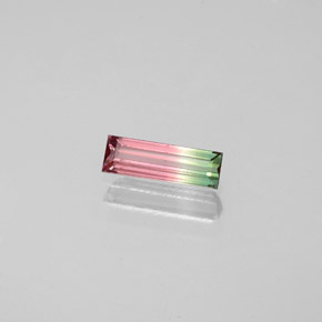 0.32カラットの天然ウォーターメロントルマリン（7.2×2.3 mm・バゲット）