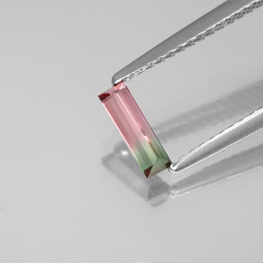 0.32カラットの天然ウォーターメロントルマリン（7.2×2.3 mm・バゲット）