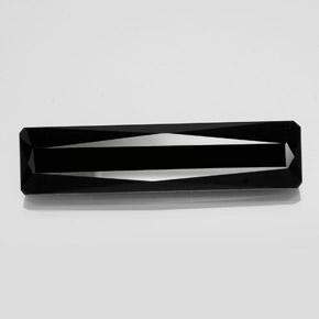 22.19カラットの天然黒トルマリン（40.8×9.8 mm・エメラルドカット）