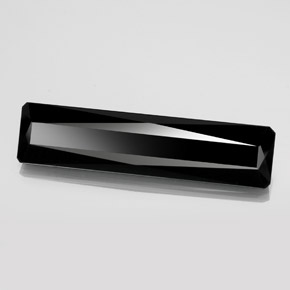 22.19カラットの天然黒トルマリン（40.8×9.8 mm・エメラルドカット）