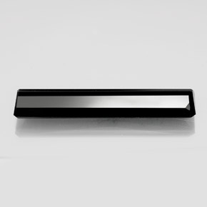 22.19カラットの天然黒トルマリン（40.8×9.8 mm・エメラルドカット）