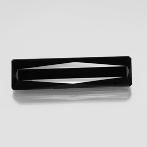 21.37カラットの天然黒トルマリン（35.6×9.1 mm・エメラルドカット）