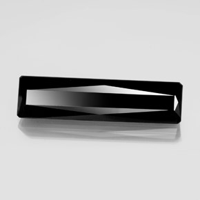 21.37カラットの天然黒トルマリン（35.6×9.1 mm・エメラルドカット）