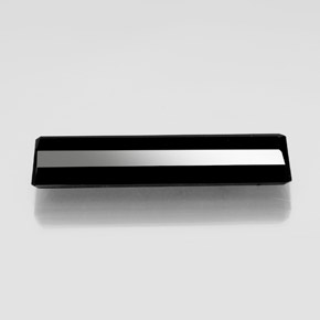21.37カラットの天然黒トルマリン（35.6×9.1 mm・エメラルドカット）