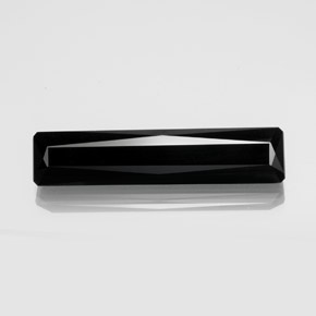 13.19カラットの天然黒トルマリン（33.6×7.4 mm・エメラルドカット）