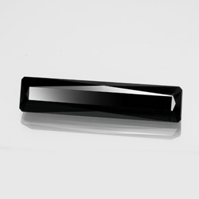 13.19カラットの天然黒トルマリン（33.6×7.4 mm・エメラルドカット）