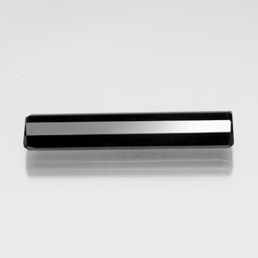 13.19カラットの天然黒トルマリン（33.6×7.4 mm・エメラルドカット）