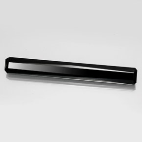 19.32カラットの天然黒トルマリン（53.3×6.7 mm・エメラルドカット）