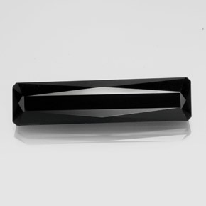 23.81カラットの天然黒トルマリン（37.6×9.1 mm・エメラルドカット）
