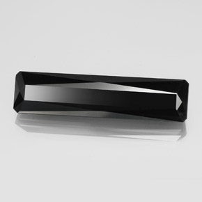 23.81カラットの天然黒トルマリン（37.6×9.1 mm・エメラルドカット）