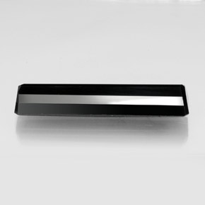 23.81カラットの天然黒トルマリン（37.6×9.1 mm・エメラルドカット）