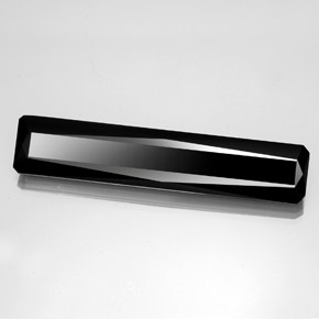 37.68カラットの天然黒トルマリン（52.4×10.7 mm・エメラルドカット）