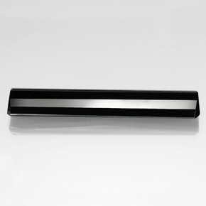 37.68カラットの天然黒トルマリン（52.4×10.7 mm・エメラルドカット）
