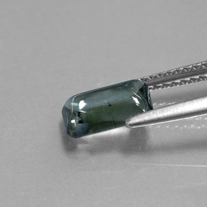 1.37カラットの天然グリーングレートルマリン（8.3×5.6 mm・透明）