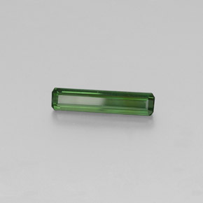 1.74カラットの天然グリーントルマリン（15.9×3.5 mm・エメラルドカット）
