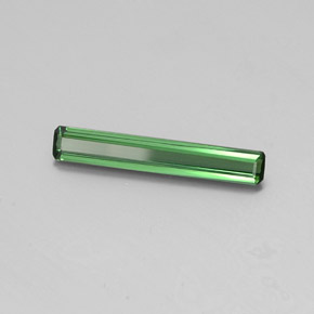 1.51カラットの天然グリーントルマリン（20.7×3.4 mm・エメラルドカット）