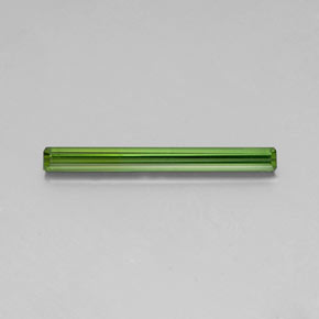 1.75カラットの天然グリーントルマリン（26.1×2.7 mm・エメラルドカット）