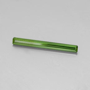 1.75カラットの天然グリーントルマリン（26.1×2.7 mm・エメラルドカット）