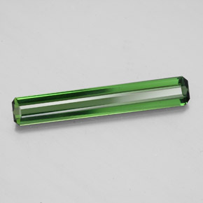 1.51カラットの天然グリーントルマリン（20.5×3.4 mm・エメラルドカット）