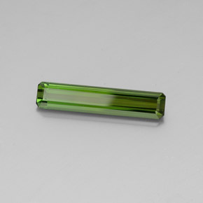 3.01カラットの天然グリーントルマリン（21.1×4.3 mm・エメラルドカット）