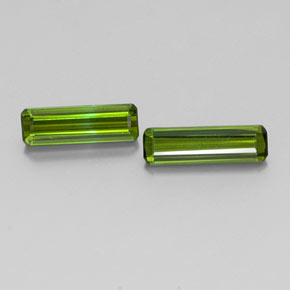 カラットの天然グリーントルマリン（10.5×3.1 mm・エメラルドカット）