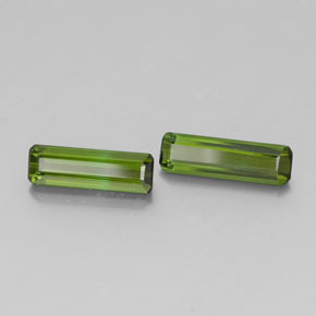 カラットの天然グリーントルマリン（10.5×3.1 mm・エメラルドカット）