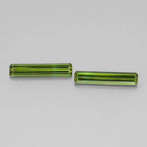 カラットの天然グリーントルマリン（14.4×2.8 mm・エメラルドカット）