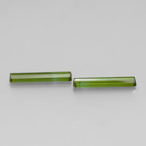 カラットの天然グリーントルマリン（14.4×2.8 mm・エメラルドカット）