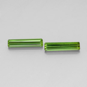 カラットの天然グリーントルマリン（12.3×2.8 mm・エメラルドカット）