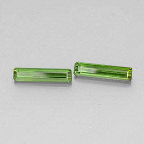 カラットの天然グリーントルマリン（12.3×2.8 mm・エメラルドカット）