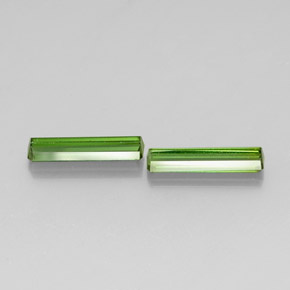 カラットの天然グリーントルマリン（12.3×2.8 mm・エメラルドカット）