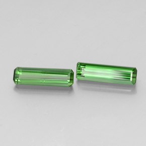 カラットの天然グリーントルマリン（10.5×3.1 mm・エメラルドカット）