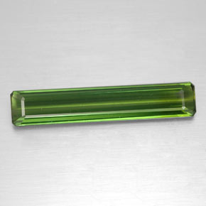 2.62カラットの天然グリーントルマリン（23.4×4.5 mm・エメラルドカット）