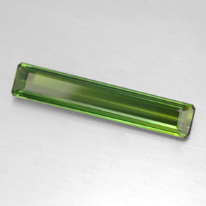 2.62カラットの天然グリーントルマリン（23.4×4.5 mm・エメラルドカット）