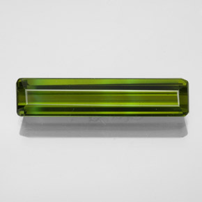 2.47カラットの天然グリーントルマリン（19.5×4.3 mm・エメラルドカット）
