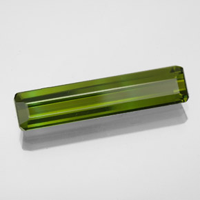 2.47カラットの天然グリーントルマリン（19.5×4.3 mm・エメラルドカット）