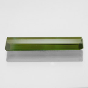 2.47カラットの天然グリーントルマリン（19.5×4.3 mm・エメラルドカット）