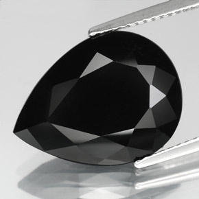 8.16カラットの天然黒トルマリン（16.8×12.8 mm・洋梨の形）
