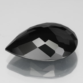 8.16カラットの天然黒トルマリン（16.8×12.8 mm・洋梨の形）