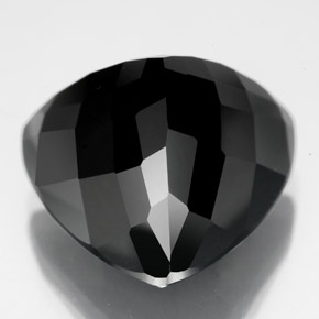 16.90カラットの天然黒トルマリン（16.3×15.9 mm・トリリアント）