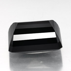 31.26カラットの天然黒トルマリン（19.6×14.8 mm・エメラルドカット）