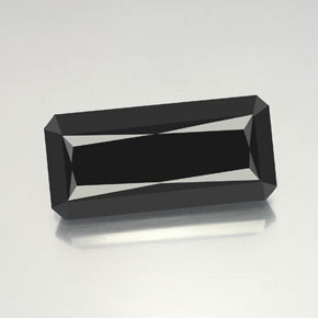 61.48カラットの天然黒トルマリン（33.6×15.8 mm・エメラルドカット）