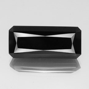 28.68カラットの天然黒トルマリン（26.6×11.9 mm・エメラルドカット）