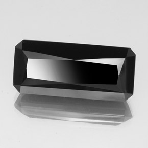 28.68カラットの天然黒トルマリン（26.6×11.9 mm・エメラルドカット）