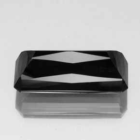 28.68カラットの天然黒トルマリン（26.6×11.9 mm・エメラルドカット）
