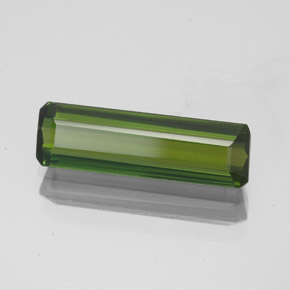 2.02カラットの天然ダークグリーントルマリン（14.1×4.3 mm・エメラルドカット）