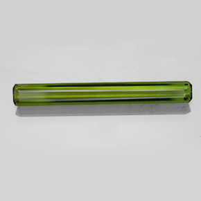 2.65カラットの天然グリーントルマリン（30.3×3.8 mm・エメラルドカット）