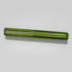 2.65カラットの天然グリーントルマリン（30.3×3.8 mm・エメラルドカット）